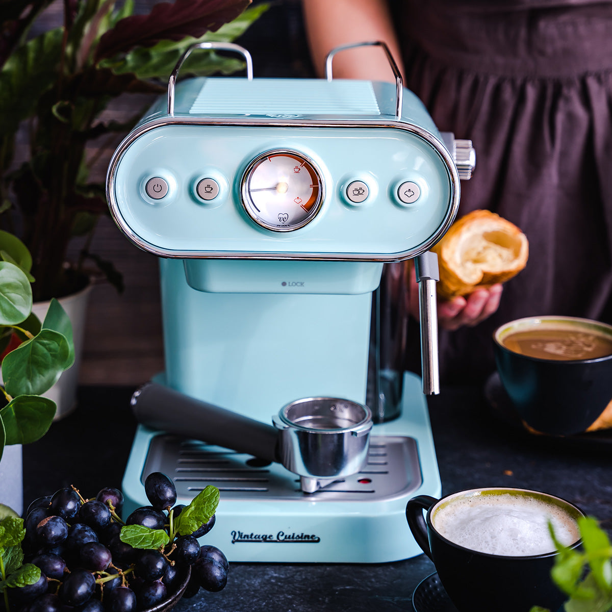 Coffee machine with frothing nozzle